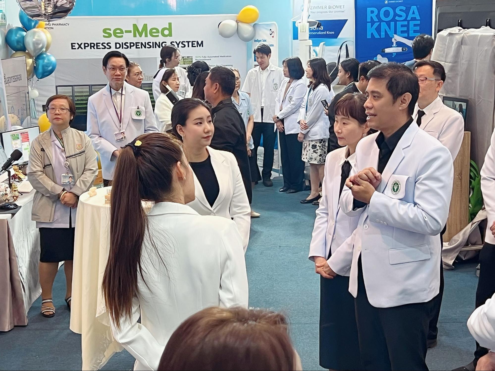 ทพญ.วารินทร์ ประชาสุจิต ถ่ายภาพร่วมกับผู้บริหาร รพ.สรรพสิทธิประสงค์